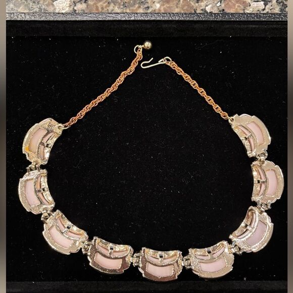 Elegant Pink Thermoset Vintage Necklace 1950’s - Picture 3 of 3